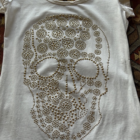 White t-shirt with gold skull with a cut out back - Picture 2 of 4